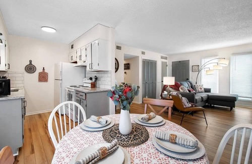 Wichita Apartment | Come stay with us at this modern 2, bed 1 bath apartment located in West Wichita
