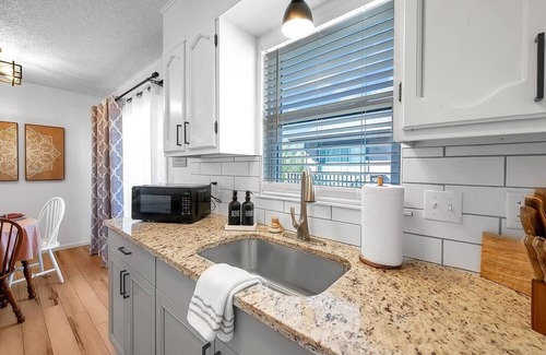 Wichita Apartment | Come stay with us at this modern 2, bed 1 bath apartment located in West Wichita
