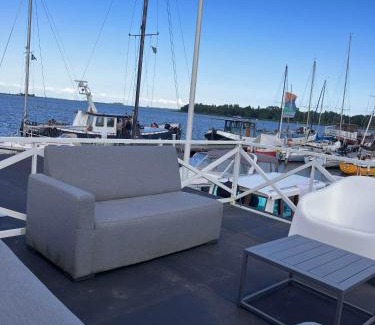 Monnickendam Boat Rental | Comfi Winter Houseboat Maatrollie in Monnickendam