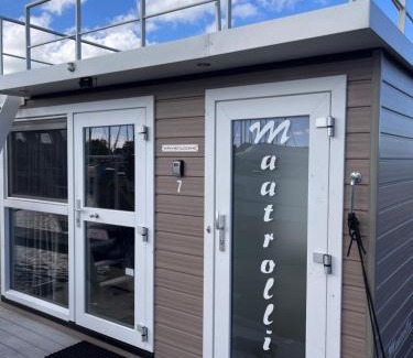 Monnickendam Boat Rental | Comfi Winter Houseboat Maatrollie in Monnickendam