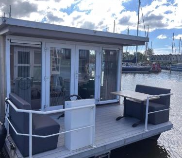 Monnickendam Boat Rental | Comfi Winter Houseboat Maatrollie in Monnickendam