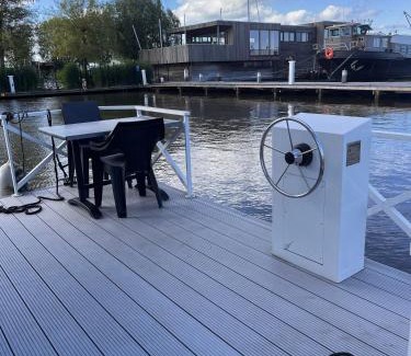 Monnickendam Boat Rental | Comfi Winter Houseboat Maatrollie in Monnickendam