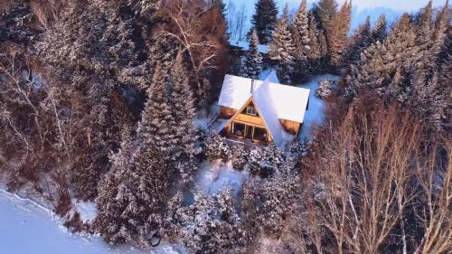 Saint-Aime-du-Lac-des-Iles Ski Chalet | Comfort & Lake Access - Au Pic du Lac