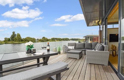 De Veenhoop House | Comfort 6-8-person water villa in the holiday park Landal Waterpark De Alde Feanen