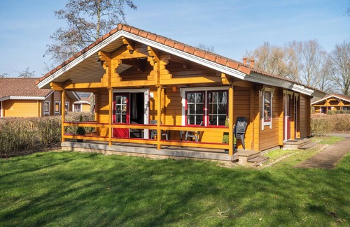 Gramsbergen House | Comfort+ 6-person bungalow with veranda, dishwasher, washing machine and central location at holiday park ’t Hooge Holt near Gramsbergen.