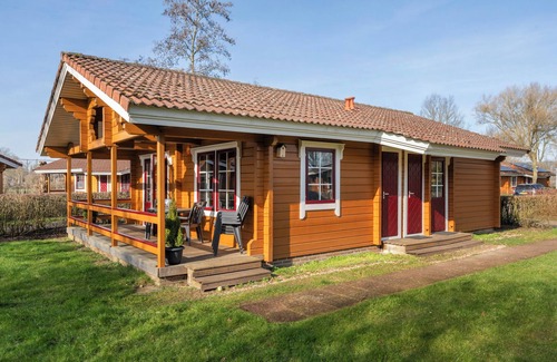 Gramsbergen House | Comfort+ 6-person bungalow with veranda, dishwasher, washing machine and central location at holiday park ’t Hooge Holt near Gramsbergen.