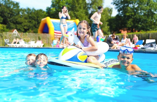 Gramsbergen House | Comfort+ 6-person bungalow with veranda, dishwasher, washing machine and central location at holiday park ’t Hooge Holt near Gramsbergen.