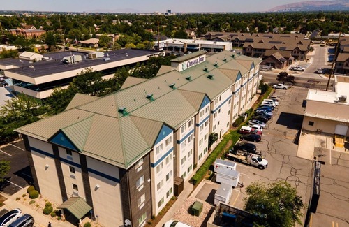 Rio Grande Hotel | Comfort & Adventure w/Free Breakfast & Airport Shuttle + Indoor Pool Access