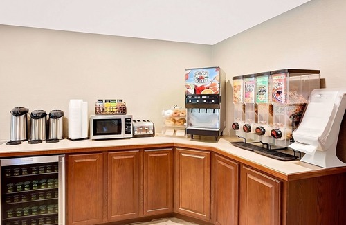 Traverse City Hotel | Comfort and Convenience in Knights Inn Traverse City! 3 Budget-friendly Units