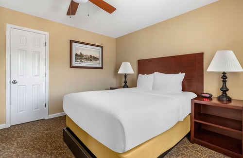 Berkeley Hotel | Comfort and Convenience! Full Kitchen, Pools! Perfect for Groups!
