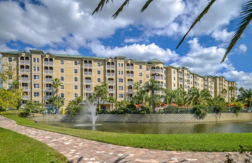 West Kissimmee Hotel | Comfort and Convenience! Full Kitchen, Swimming Pool, Free Shuttle!
