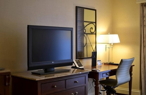 Central Business District House | Comfort and Convenience! Outdoor Swimming Pool, Parking Onsite!