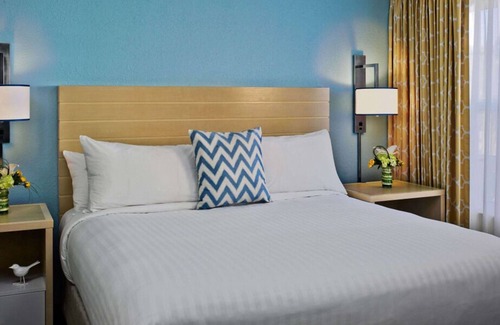 Sharonville House | Comfort and Convenience! Free Breakfast & Parking, Near Cincinnati Zoo!