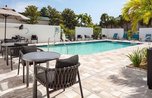 Clearwater Hotel | Comfort and Convenience! 2 Relaxing Units, Free Breakfast, Pets Allowed, Pool