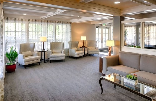West Bellevue Hotel | Comfort and Convenience at Red Lion Hotel Bellevue! Pool, Pet-Friendly