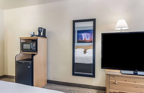 Palm Valley Hotel | Comfort and Convenience in Red Lion Goodyear Phoenix! Pet-friendly, Pool