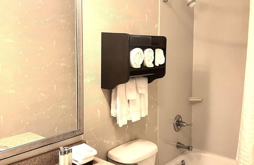 Koreatown Hotel | Comfort and Convenience! 2 Relaxing Units, Short Drive to the Statue of Liberty!