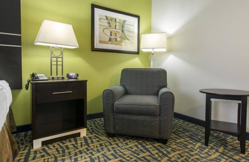 Savannah House | Comfort and Convenience! 3 Relaxing Units, Outdoor Pool, Free Parking