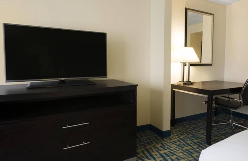 Savannah House | Comfort and Convenience! 3 Relaxing Units, Outdoor Pool, Free Parking