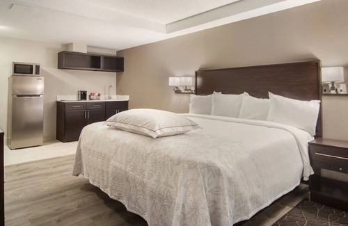Erie House | Comfort and Convenience! Free Onsite Parking, Pets Allowed
