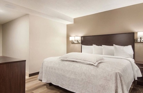 Erie House | Comfort and Convenience! Free Onsite Parking, Pets Allowed