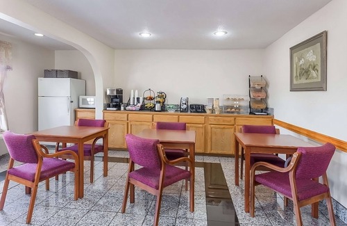 Austin Ave. Resort | Comfort and Convenience in Knights Inn Franklin Ave Waco! Free Onsite Parking