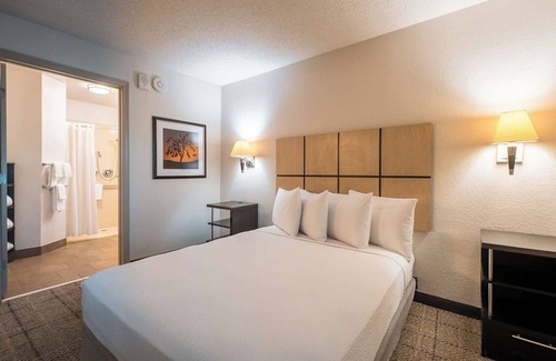 Park Central Hotel | Comfort and Convenience! Full Kitchen, FREE Parking, Pets Allowed!