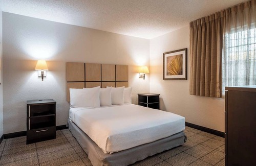 Park Central Hotel | Comfort and Convenience! Full Kitchen, FREE Parking, Pets Allowed!
