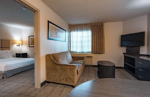 Park Central Hotel | Comfort and Convenience! Full Kitchen, FREE Parking, Pets Allowed!