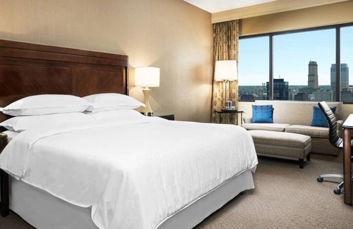 Pinch District House | Comfort and Convenience! Steps to Dining, Shopping, Live Music on Beale St.