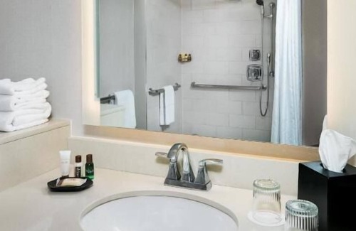 Pinch District House | Comfort and Convenience! Steps to Dining, Shopping, Live Music on Beale St.