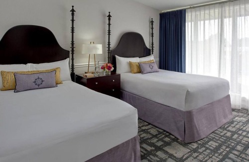 Historic Hill Hotel | Comfort and Convenience, with Onsite Parking, Near Rosecliff Mansion
