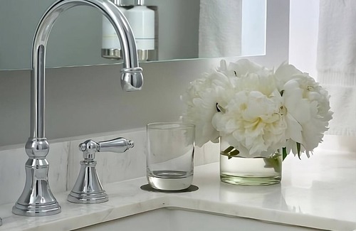 Historic Hill Hotel | Comfort and Convenience, with Onsite Parking, Near Rosecliff Mansion