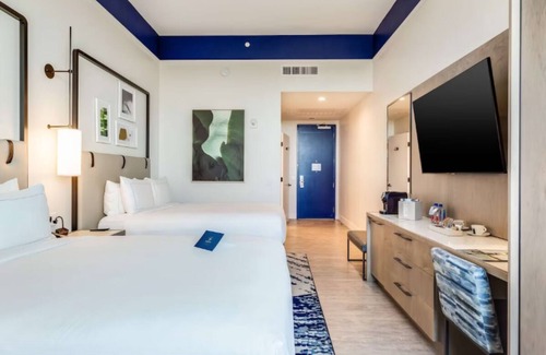 Hallandale Beach Hotel | Comfort and Relaxation! Rooftop Swimming Pool, Pet-friendly!