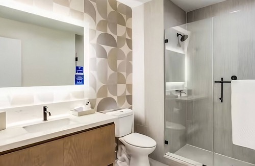 Hallandale Beach Hotel | Comfort and Relaxation! Rooftop Swimming Pool, Pet-friendly!