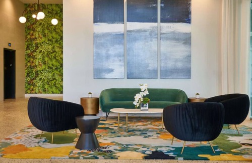 Hallandale Beach Hotel | Comfort and Relaxation! Rooftop Swimming Pool, Pet-friendly!