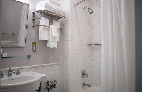 Goose Hollow Hotel | Comfort and Relaxation! 4 Modern Units, Onsite Mini-golf Course, Pet-friendly!