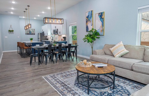 Historic Garderns House | Comfort and Style 4BR/3BA Near Riverwalk and Dtown