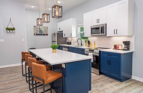 Historic Garderns House | Comfort and Style 4BR/3BA Near Riverwalk and Dtown