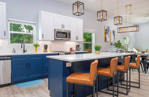 Historic Garderns House | Comfort and Style 4BR/3BA Near Riverwalk and Dtown