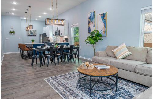 Historic Garderns House | Comfort and Style 4BR3BA Near Riverwalk and Dtown