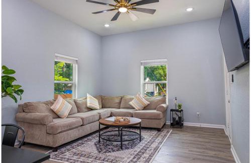 Historic Garderns House | Comfort and Style 4BR3BA Near Riverwalk and Dtown