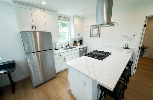 Burbank Apartment | Comfort and Style - Newer 1 Bedroom in Burbank, near Disney, Warner Bros & Hollywood Attractions!