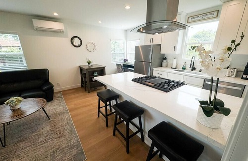 Burbank Apartment | Comfort and Style - Newer 1 Bedroom in Burbank, near Disney, Warner Bros & Hollywood Attractions!