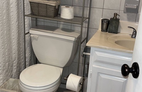 Ironbound District Apartment | Comfort apartment near Newark Airport with fitness room and AC in the ironbound.