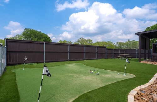 Comfort House | Comfort Charm|Mini Putting Green|Game Room|Grill