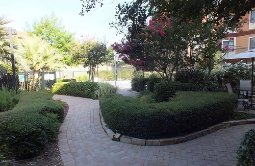 Las Colinas Apartment | Comfort & Convenience! 2 Spaces w/Fully-equipped Kitchen, Parking & Breakfast!