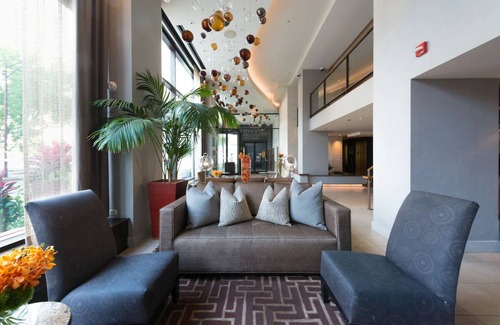 Near North Side Hotel | Comfort & Convenience! Steps to River North Spots, Pets Allowed!