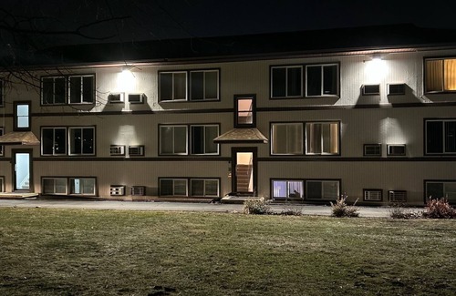 Lansing Apartment | Comfort for Medical Travelers – Laundry in Unit + Easy Commute