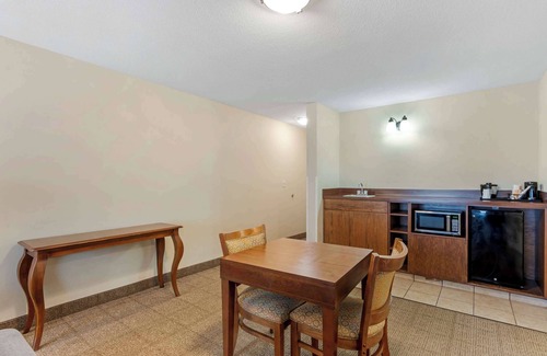 Dover Hotel | Comfort Inn & Suites Dover near Speedway